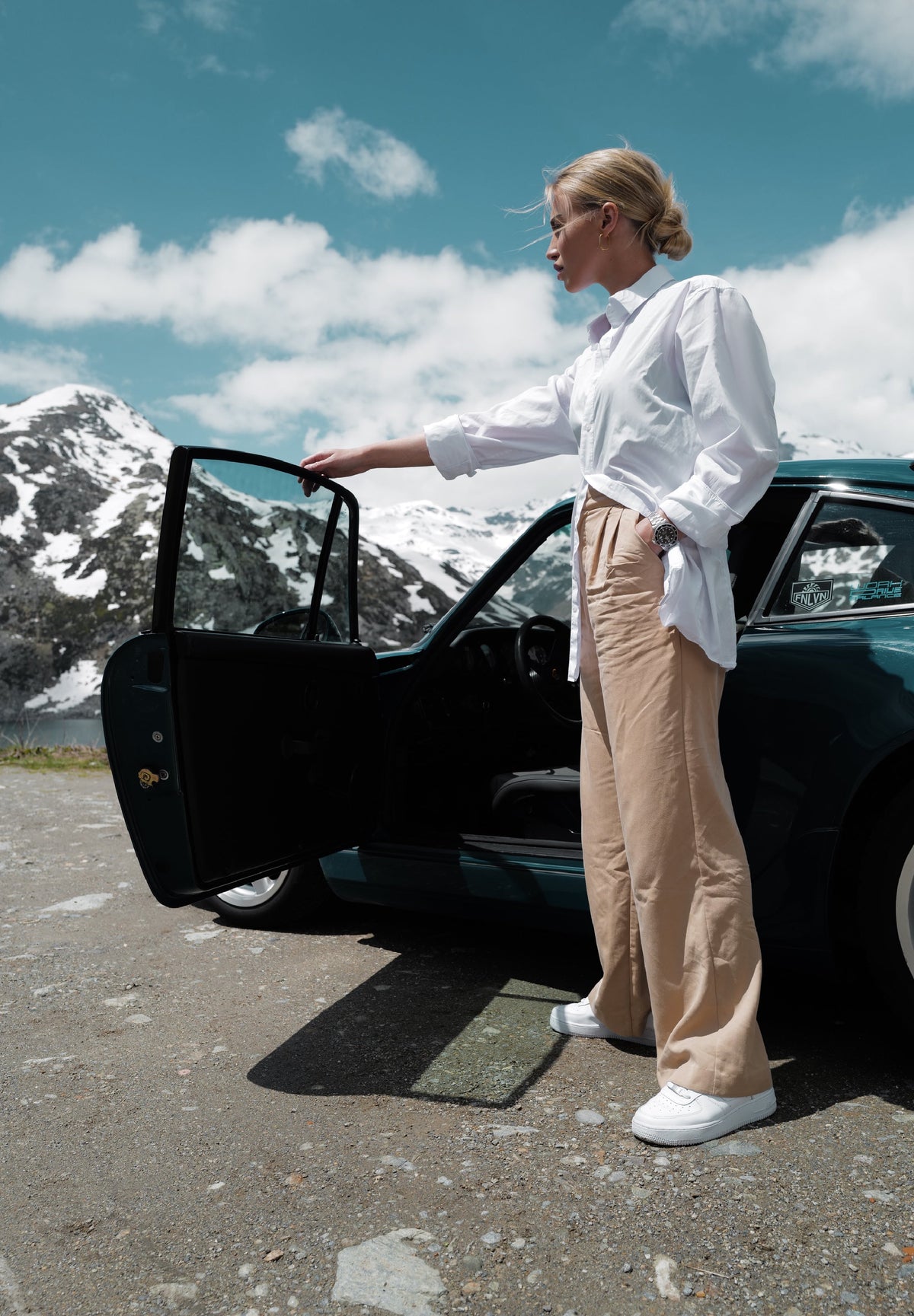 Hanna Schönwald si prende cura della sua Mercedes Benz W123 230 CE Coupé del 1984